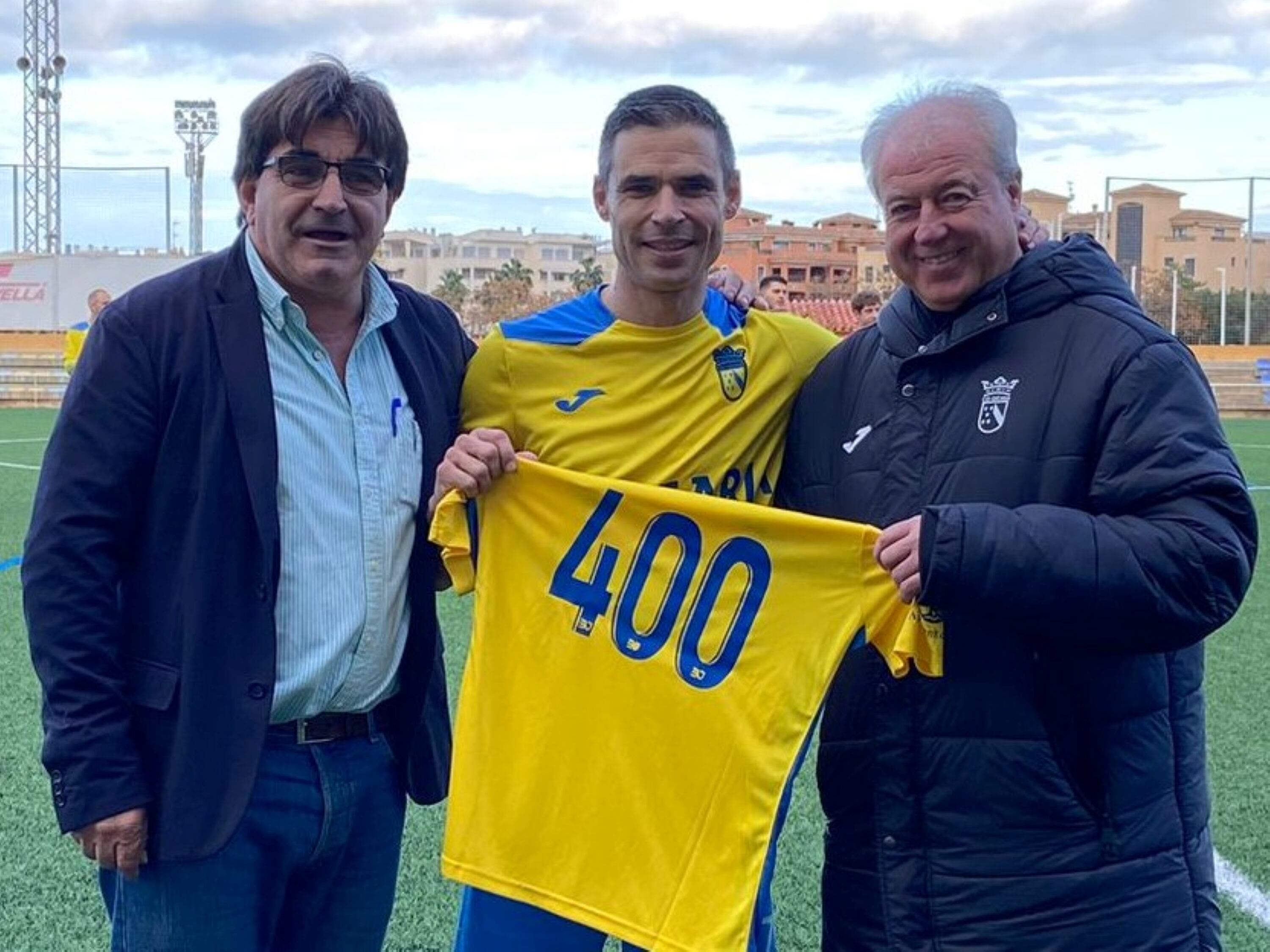 Carlos Ribes con su camiseta de 400 partidos con el CD Dénia.