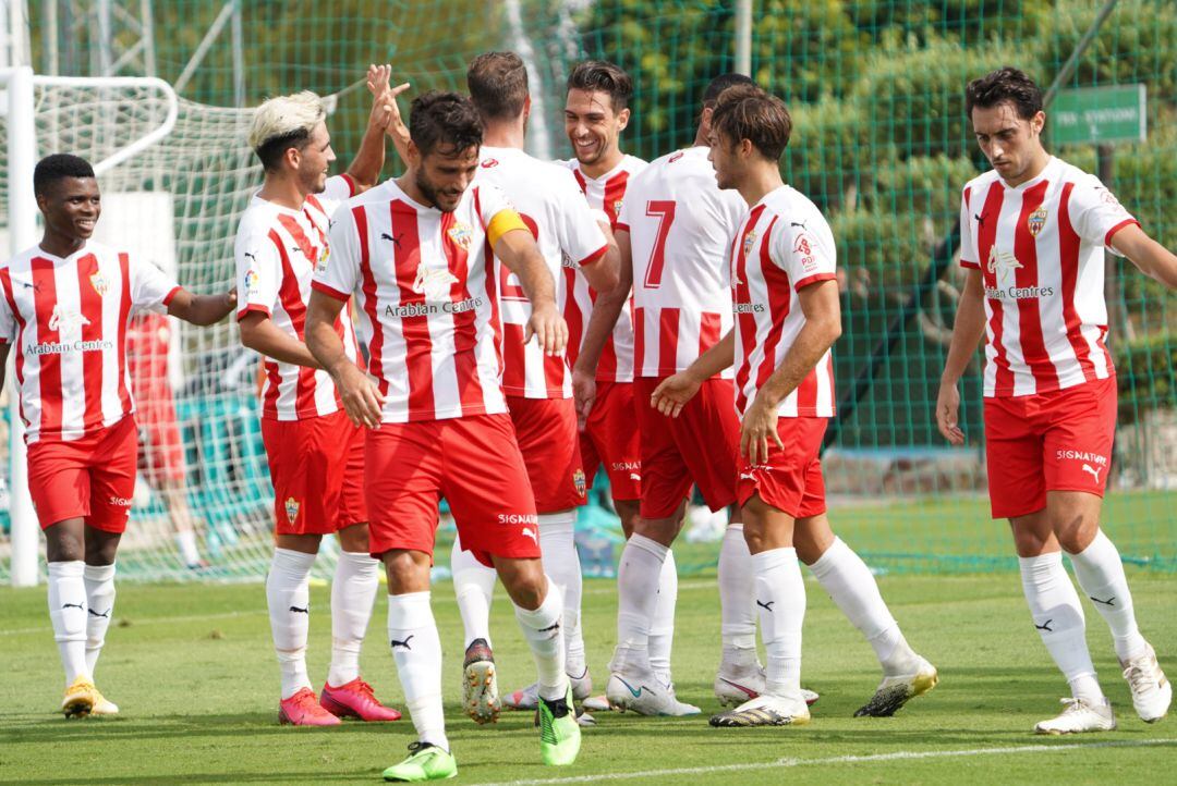 El Almería celebrando el gol de Juan Ibiza ante la Balona.