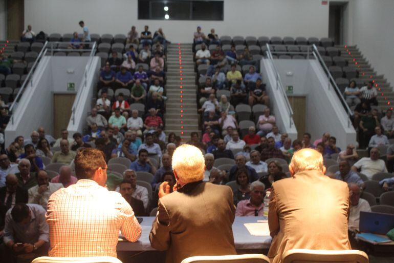 Imagen de la Asamblea de socios en el centro Blas Infante
