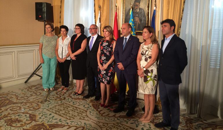 Gabriel Echávarri y Eva Montesinos con miembros del Congreso.
