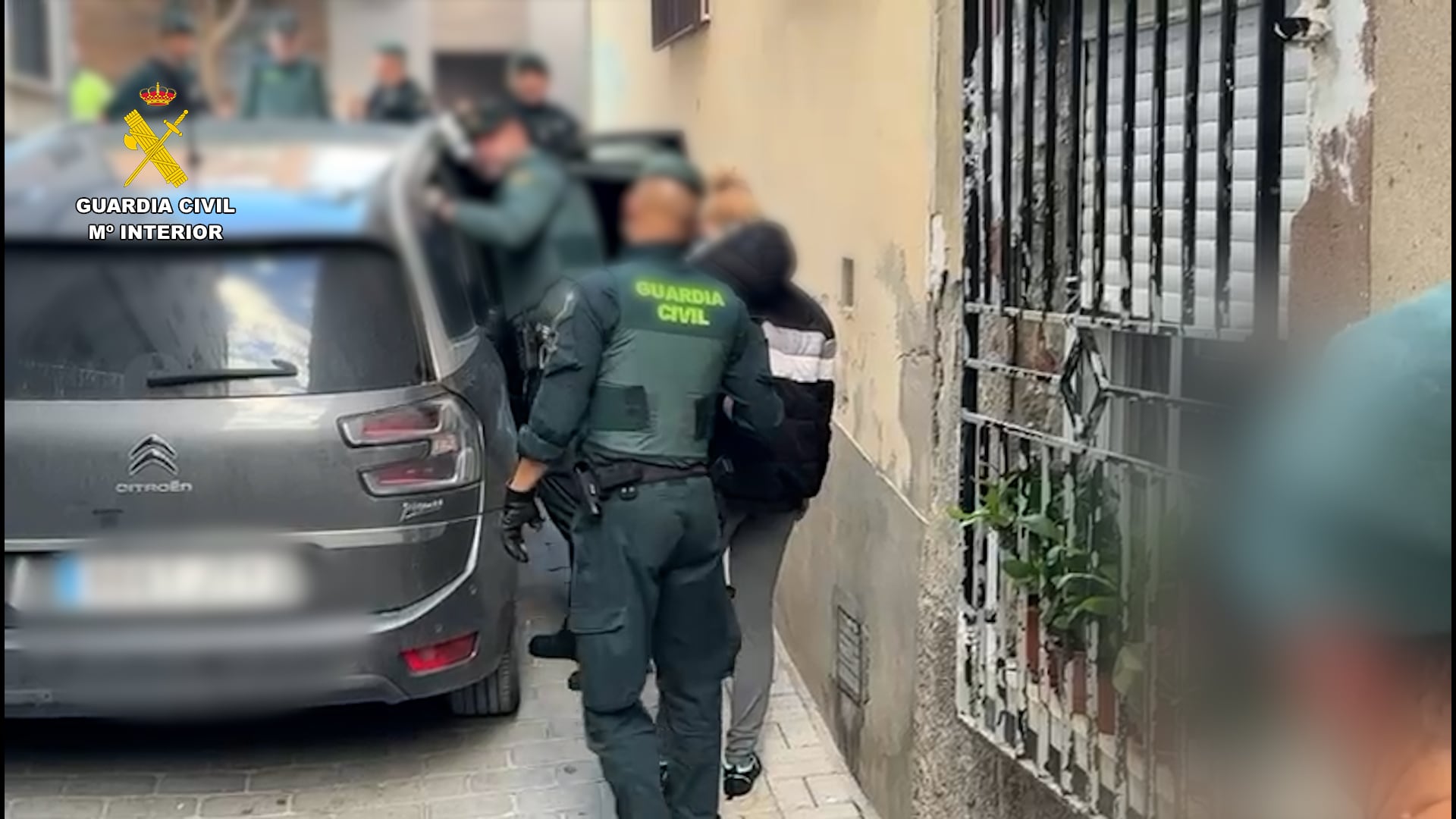 La Guardia Civil con uno de los implicados en la Operación ‘Onsen’ en Cieza