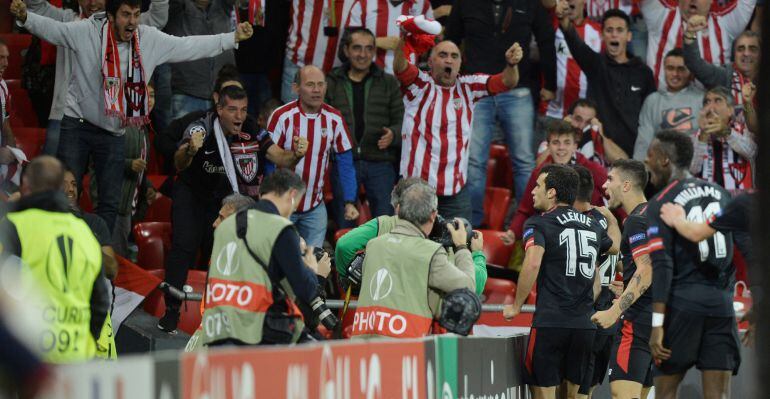 Los jugadores del Athletic celebran el tanto de la victoria