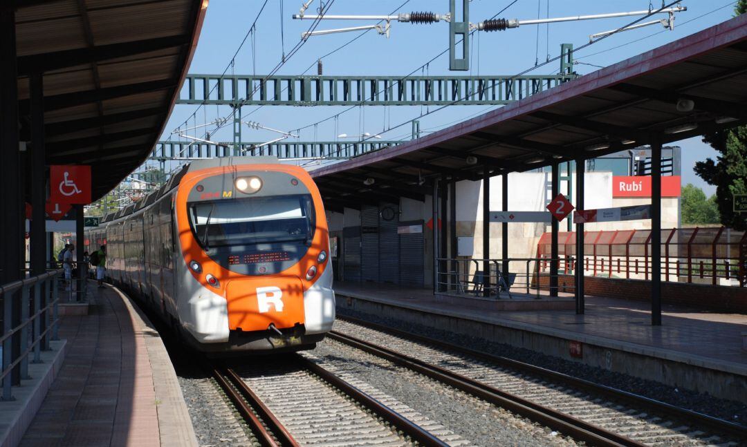 Un tren de Rodalies a l'estació de Rubí