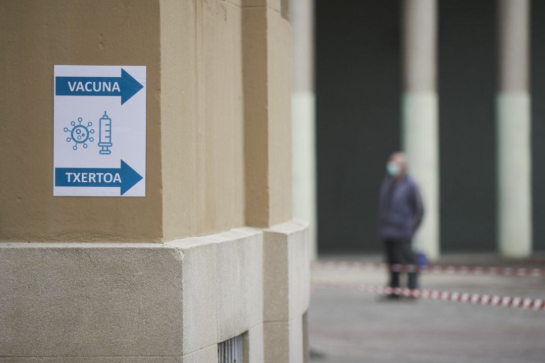 Un cartel que indica el sitio de la vacunación contra el Covid-19 en el Antiguo colegio de Maristas, en Pamplona.