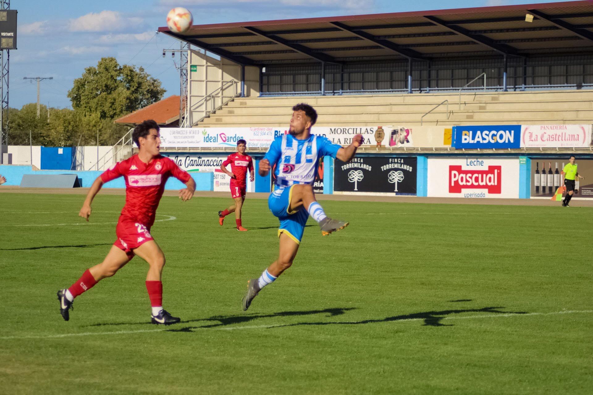 Ayoub intenta controlar el balón ante un defensor leonés