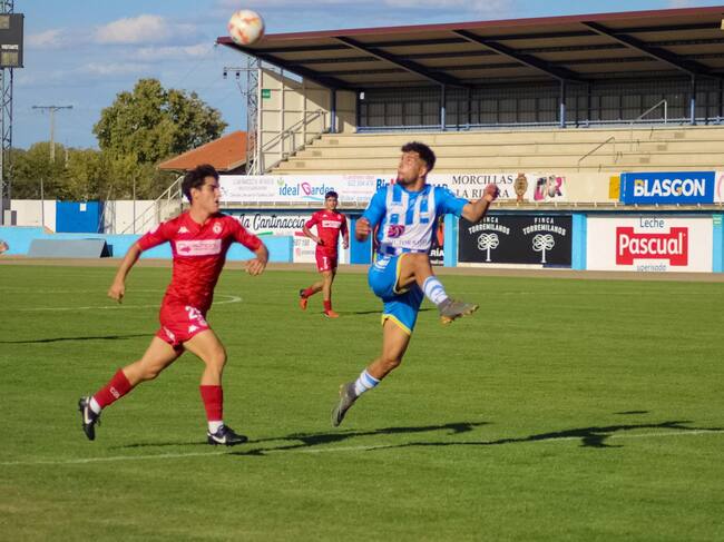 Ayoub intenta controlar el balón ante un defensor leonés