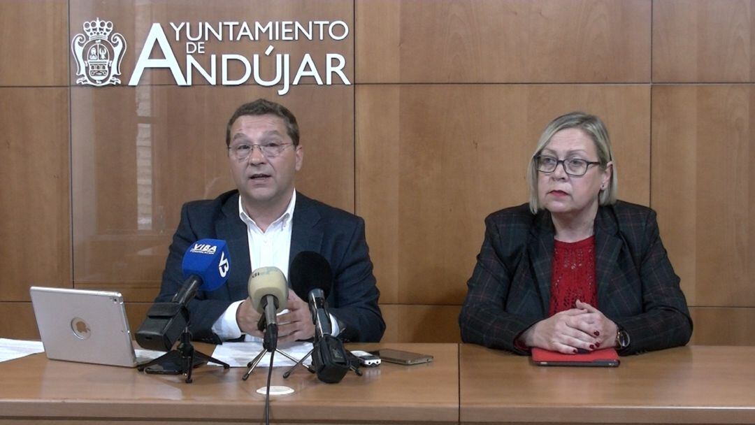 El alcalde de Andújar, Francisco Huertas y la concejala de Sanidad, Josefa Jurado tras comunicar la supresión de Oleomiel 