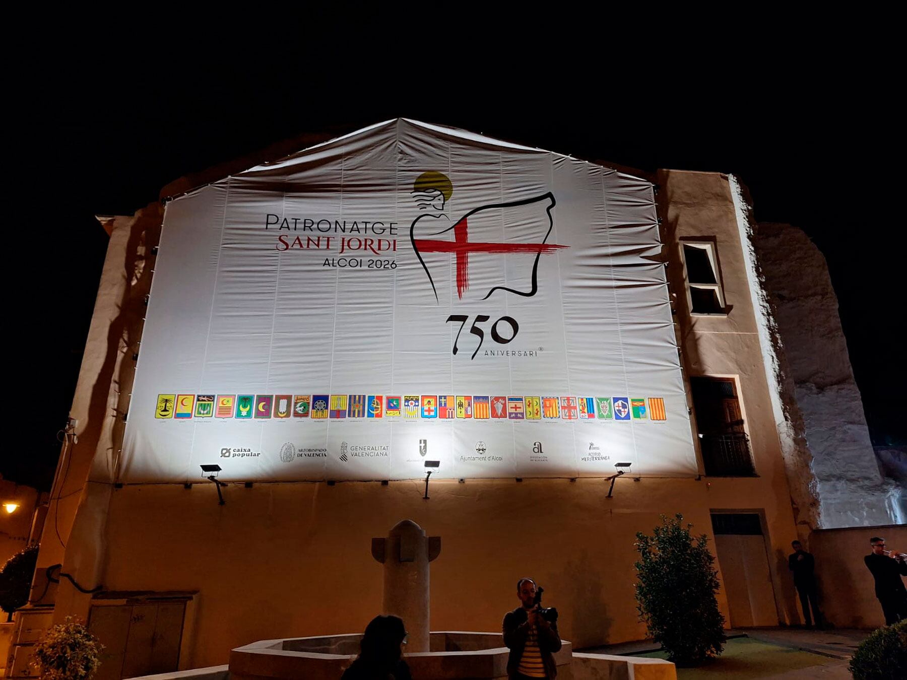 La lona de grandes dimensiones del 750 aniversario que se ha ubicado en una de las fachadas del MAF