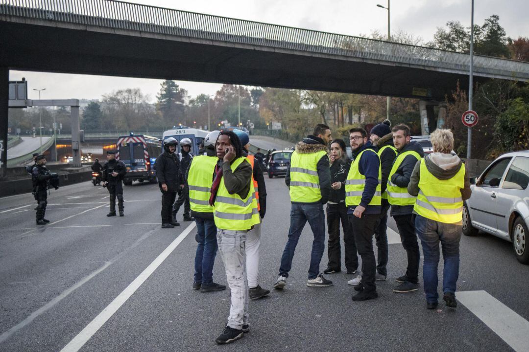 Manifestantes en Francia protestan por tasas a carburantes