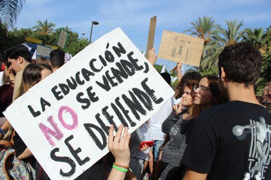 La protesta de los estudiantes contra la LOMCE en las calles del centro de Málaga