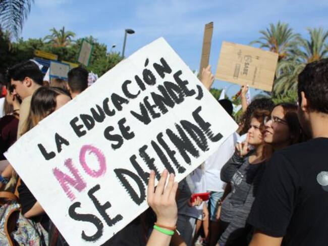 La protesta de los estudiantes contra la LOMCE en las calles del centro de Málaga
