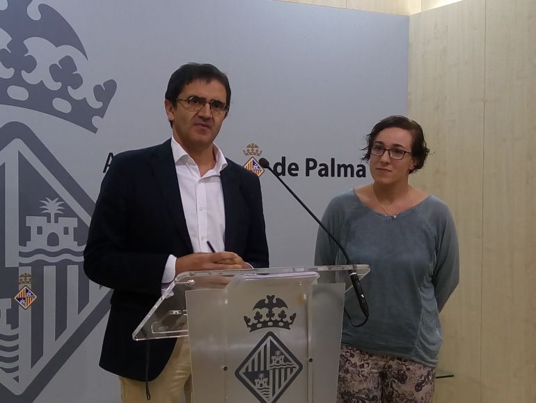 La regidora de Turismo, Comercio y Trabajo, Joana Maria Adrover, y el gerente del Palacio de Congresos, Josep Sintes, explican el proceso de apertura del Palacio a la ciudadanía.