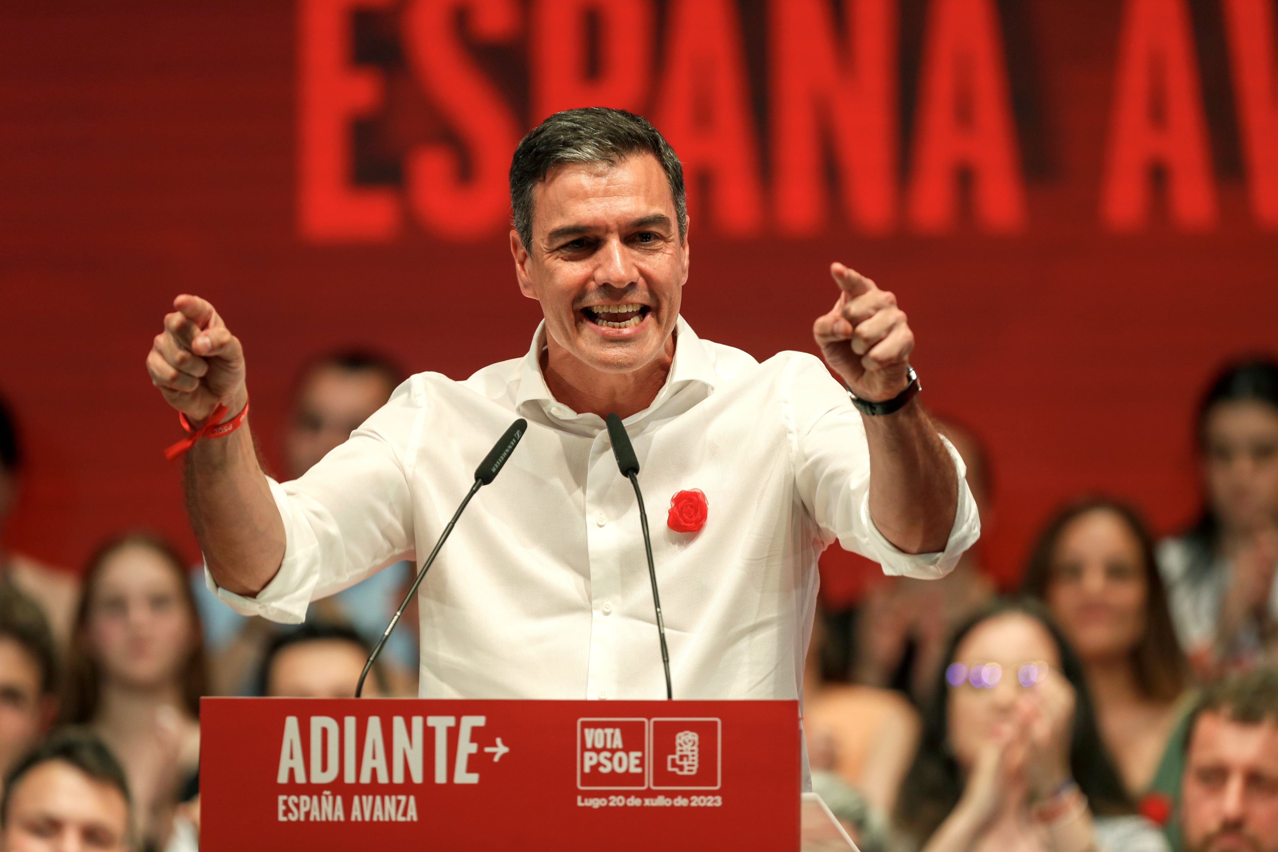 El presidente del Gobierno y candidato socialista Pedro Sánchez interviene durante un acto electoral del PSOE este jueves en Lugo. EFE/ Eliseo Trigo