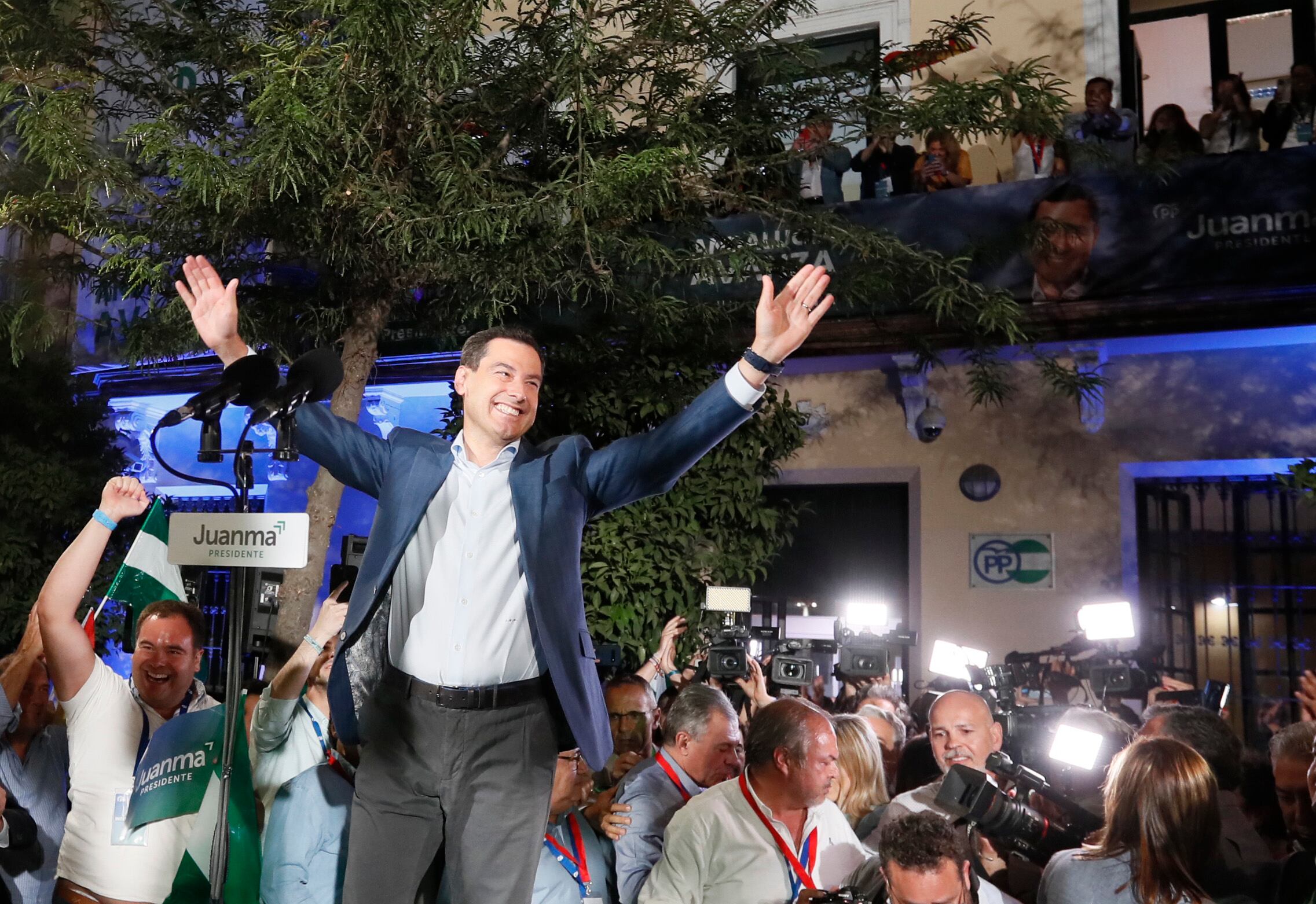 Juanma Moreno celebra su reelección como presidente de la Junta