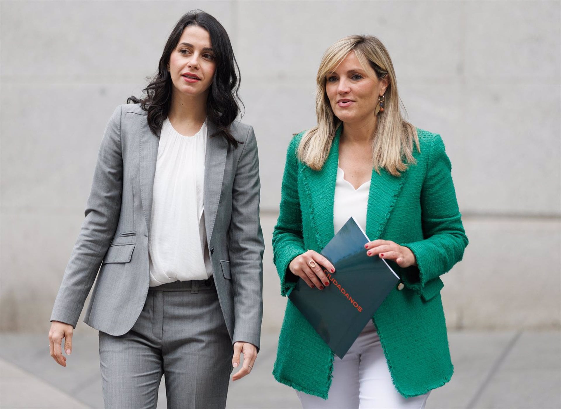 La portavoz de Ciudadanos en el Congreso, Inés Arrimadas (i), y la portavoz nacional de CS, Patricia Guasp (d)