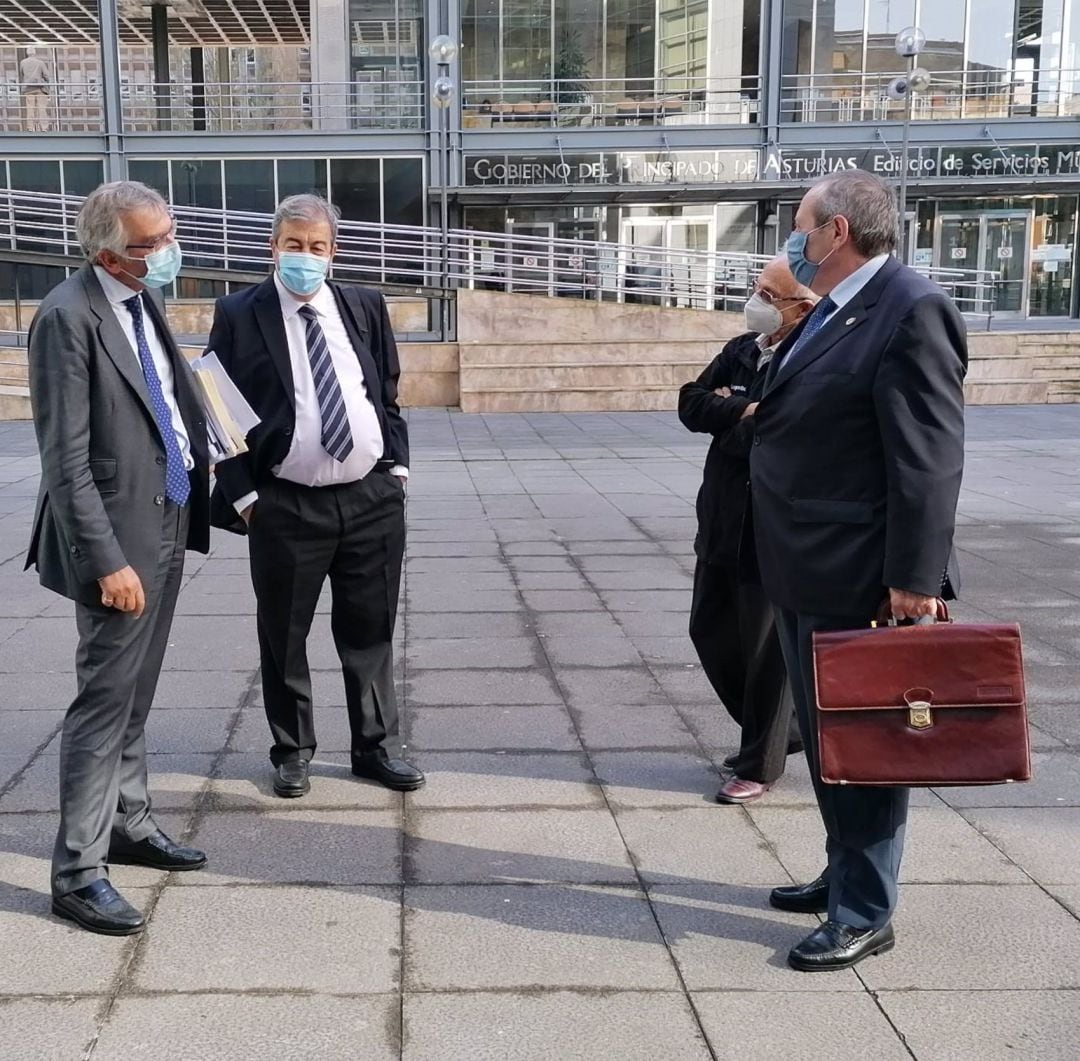 Álvarez Cascos en la entrada a los juzgados de Oviedo acompañado de su abogado.