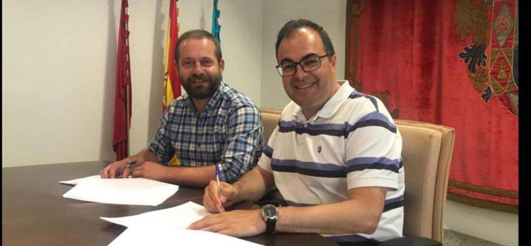 Momento de la firma del Pacto de Gobierno entre el alcalde socialista leganense, Santiago LLorente, y el portavoz de Más Madrid Leganemos.