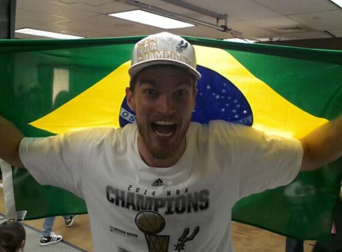 Tiago Splitter celebrando con la bandera de Brasil el título de la NBA de los Spurs