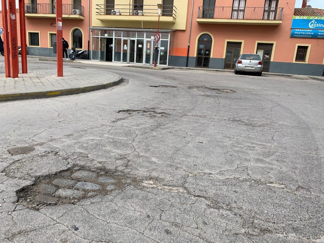 Agujeros en la entrada a la estación de Renfe