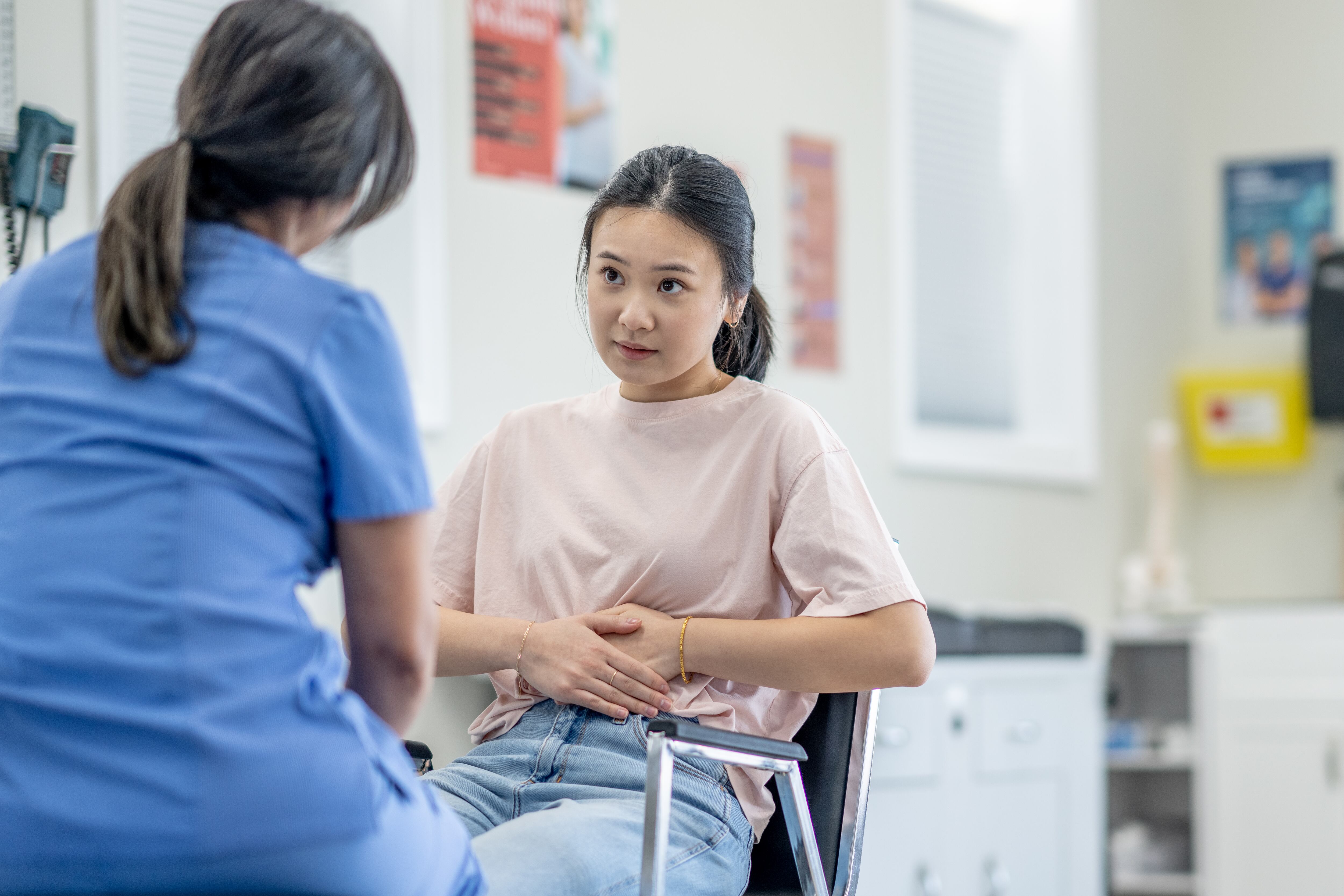 Una mujer acude a la consulta.