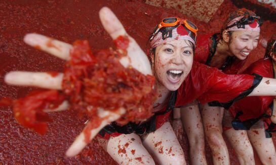 En la Tomatina de Buñol participan más de 22.000 personas de 96 nacionalidades diferentes.