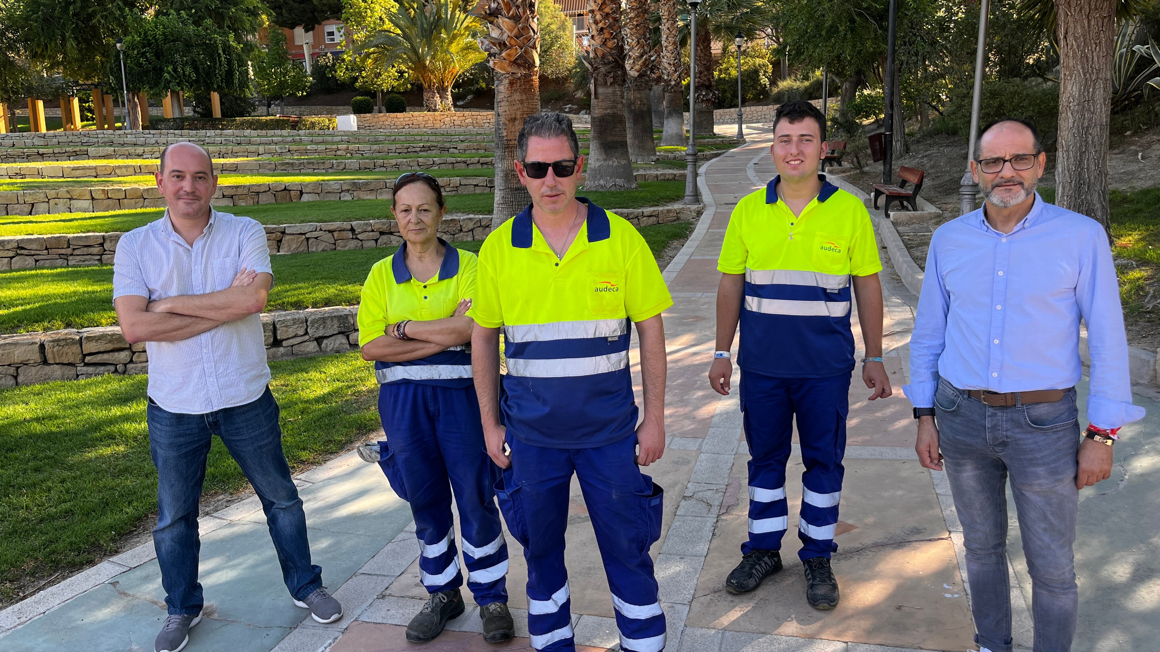 Santi Paños y Fernando Díaz junto con los trabajadores de AUDECA
