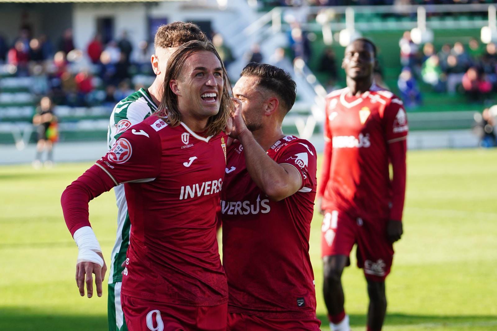 Pedro Benito celebra un gol con el Real Murcia en Antequera.