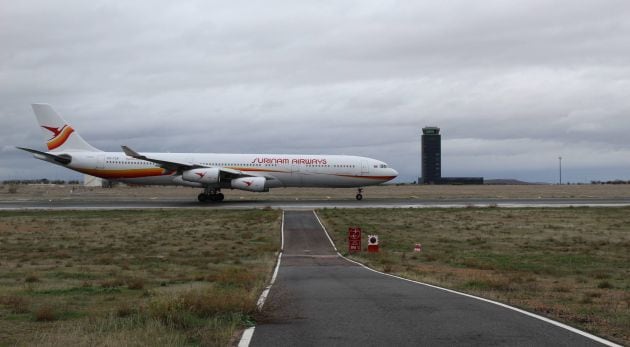 Tomando tierra el AIRBUS A-340 de la compañía AEFL operado por Surinam Airways