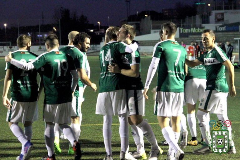 Los jugadores del Úbeda celebran uno de los goles en el partido contra el Quesada