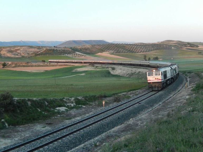 El tren Al Ándalus saliendo de Granada hacia Linares a la altura de Gobernador. La imagen ha sido distribuída por el colectivo &quot;Mujeres por el tren&quot;