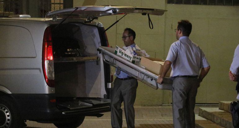 El mes de juliol, la retirada de les restes es va fer enmig d'una gran expectació.