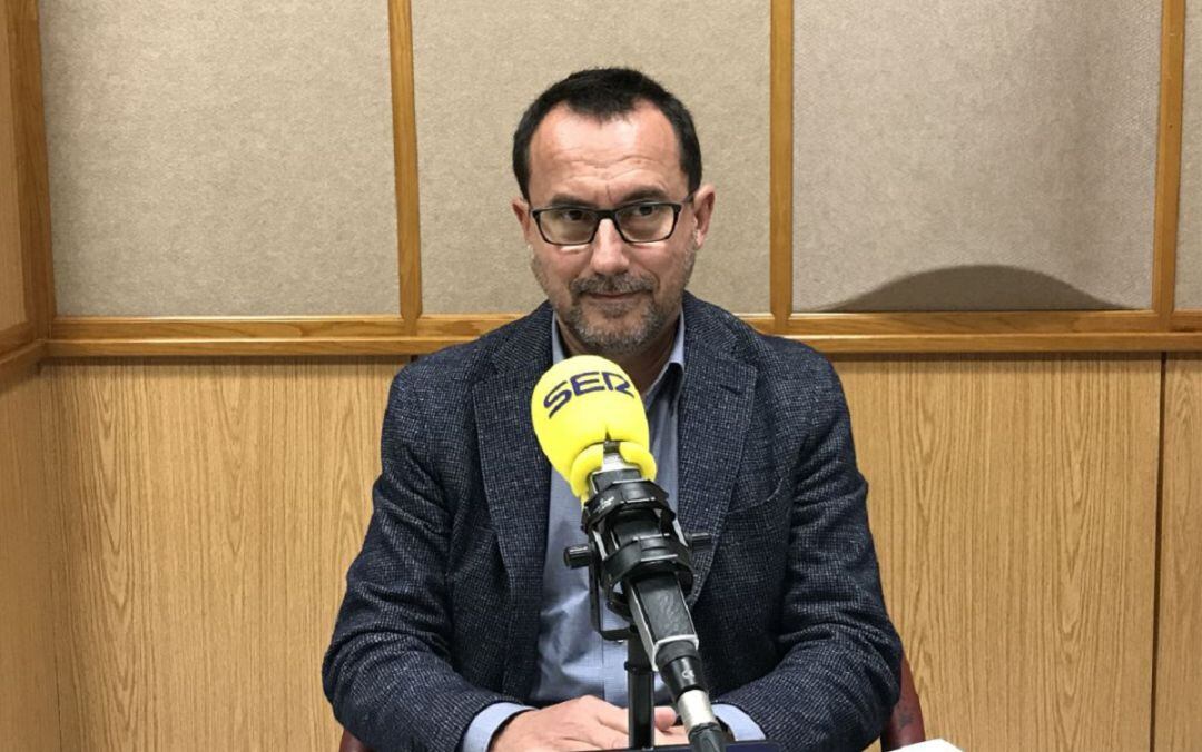 Imagen de archivo de Rubén García, gerente de Tussam, en los estudios de Radio Sevilla