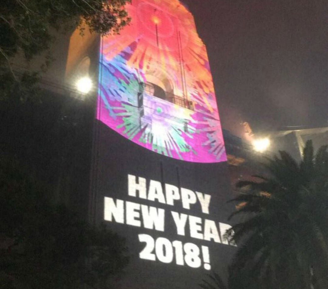 La pantalla con el rótulo felicitando el 2018