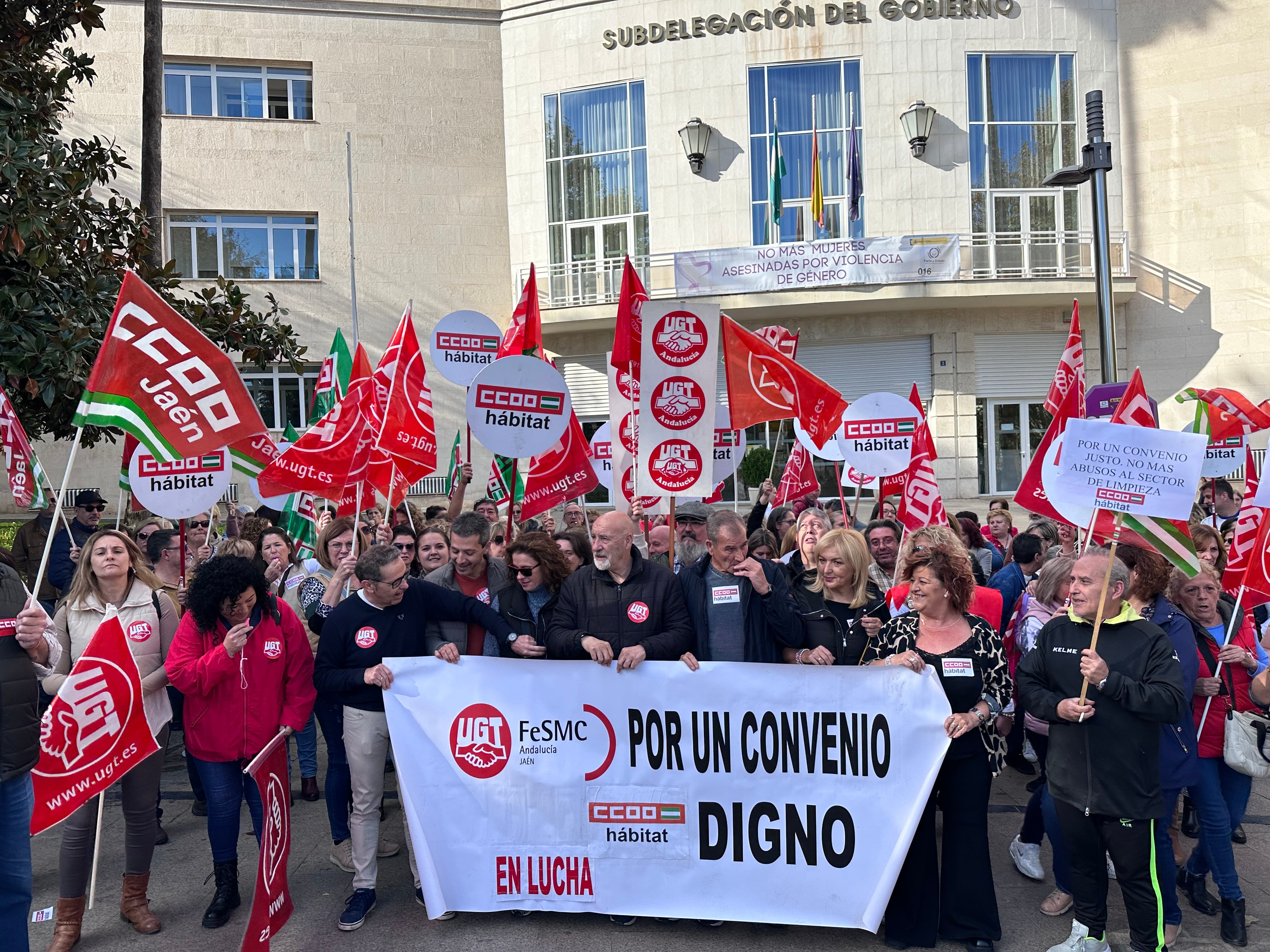 CCOO y UGT se concentran como protesta por el bloqueo del convenio de limpieza de edificios y locales.