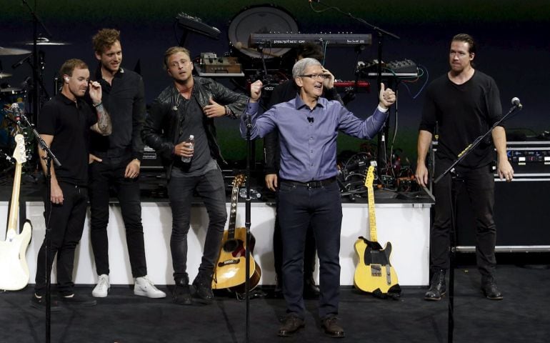 El CEO de Apple, Tim Cook, posa junto a la banda OneRepublic en la presentación del iPhone 6S y el iPad Pro