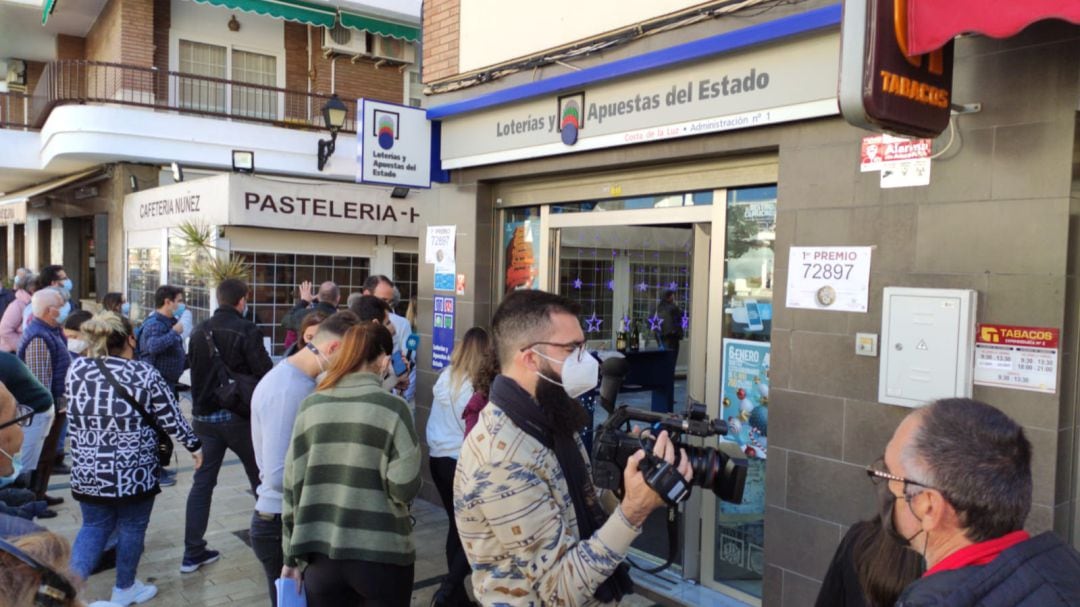 Multitud de personas se han acercado a la administración de Punta Umbría donde se ha vendido El Gordo. 