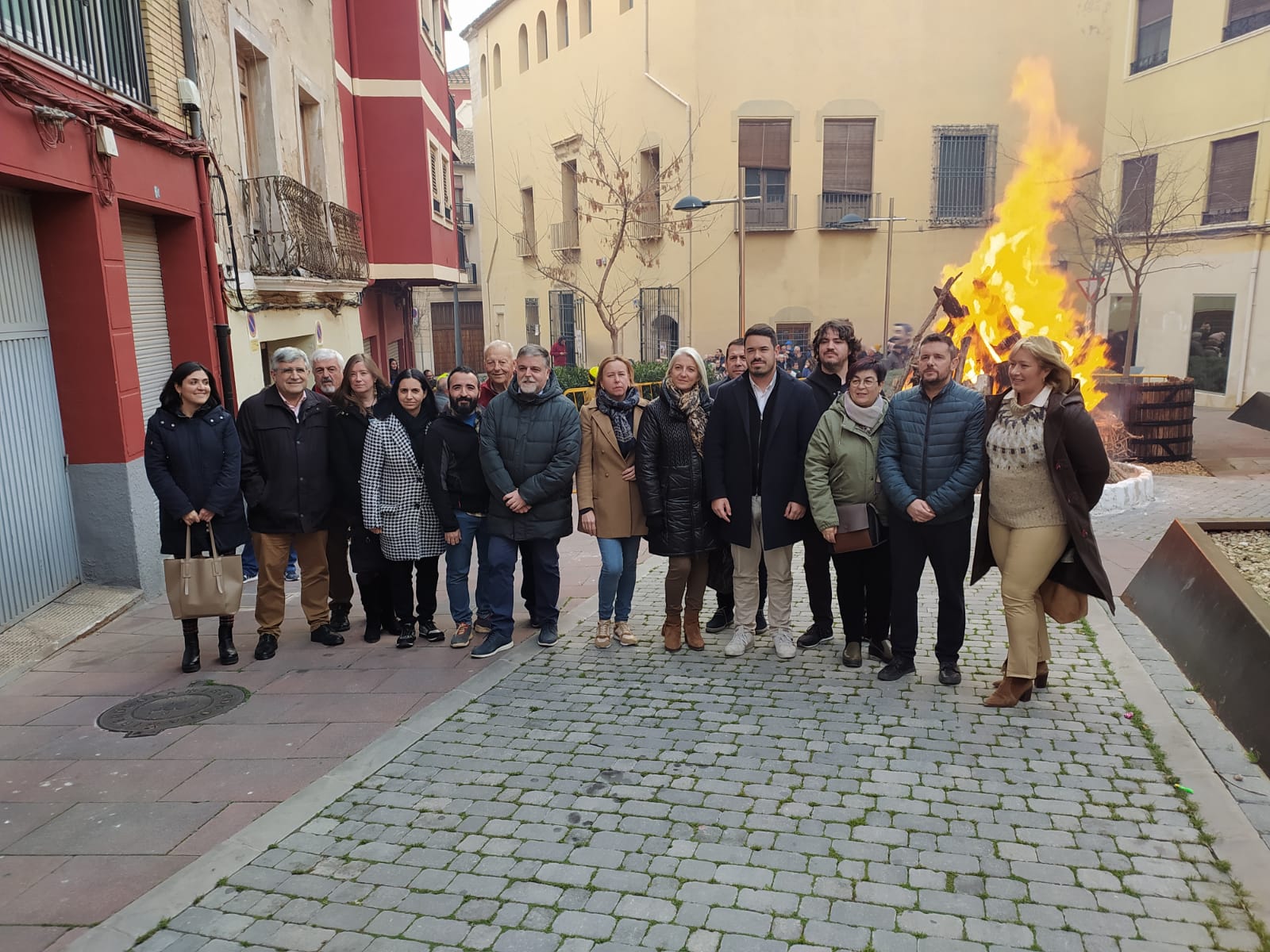 Gran parte de la Corporación municipal, junto a la hoguera