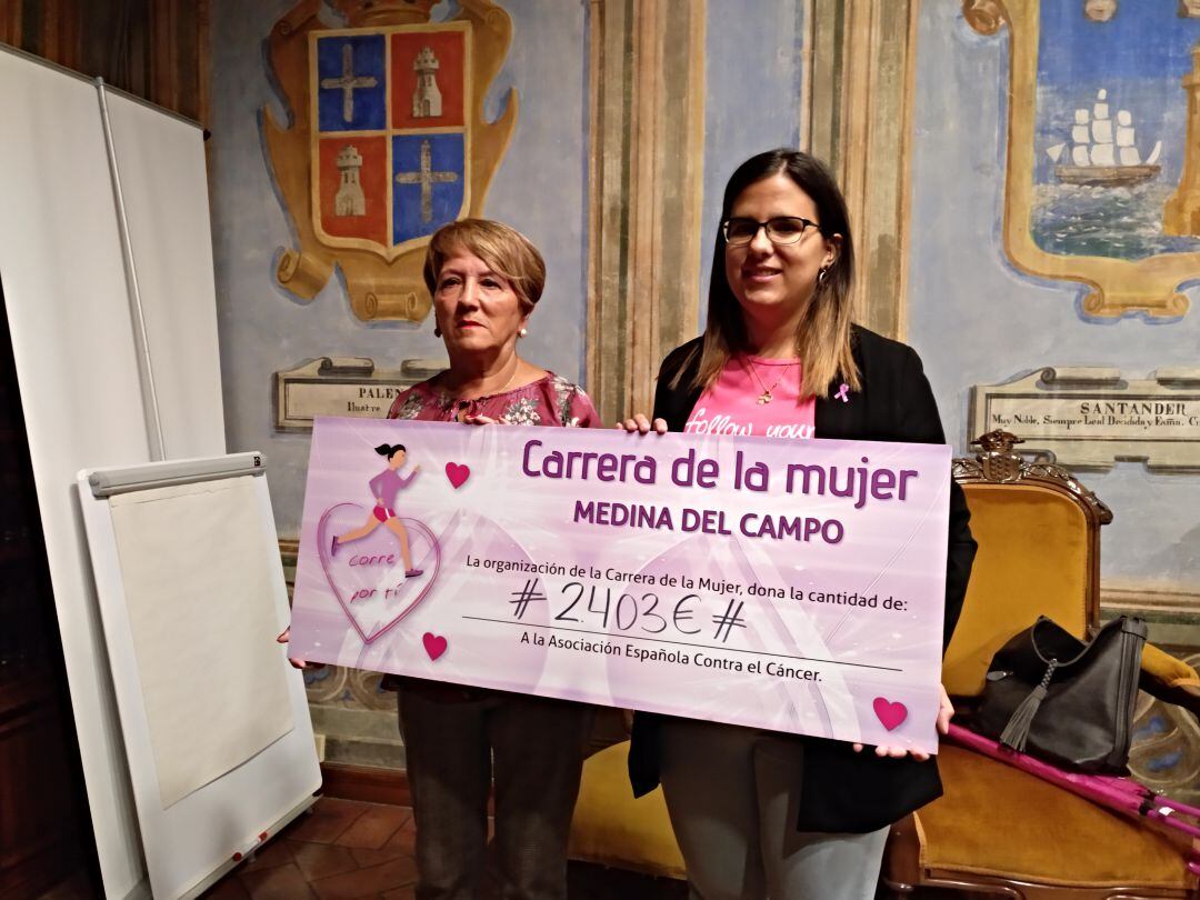 Mari Juli López y María Losada muestran la recaudación de la Carrera de la Mujer