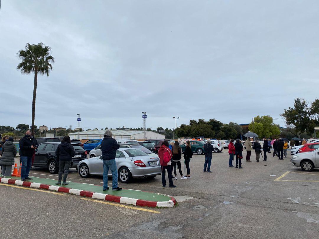 Colas antes de empezar el cribado en La Salle.
