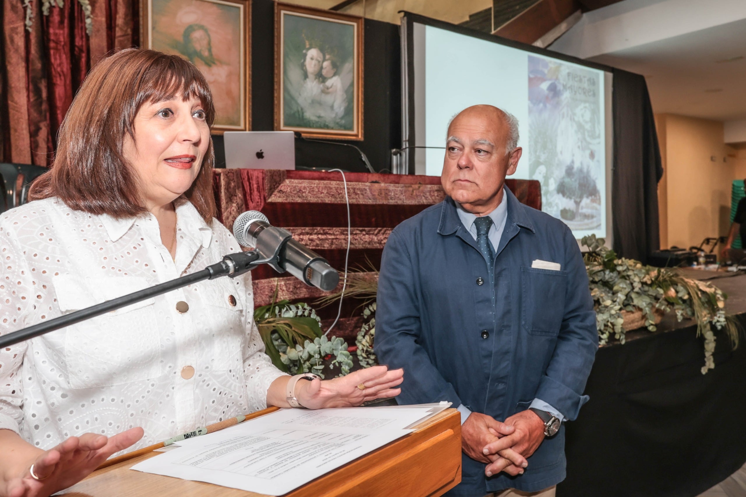 Ramón González junto a Teresa Bellod, coordinadora de la revista de las Fiestas Mayores