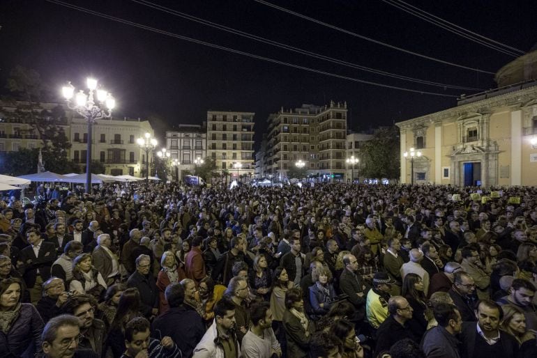 GRA344. VALENCIA. Cientos de personas se han concentrado esta tarde en la plaza de la Virgen de Valencia en solidaridad con las víctimas de los atentados perpetrados ayer en París. 