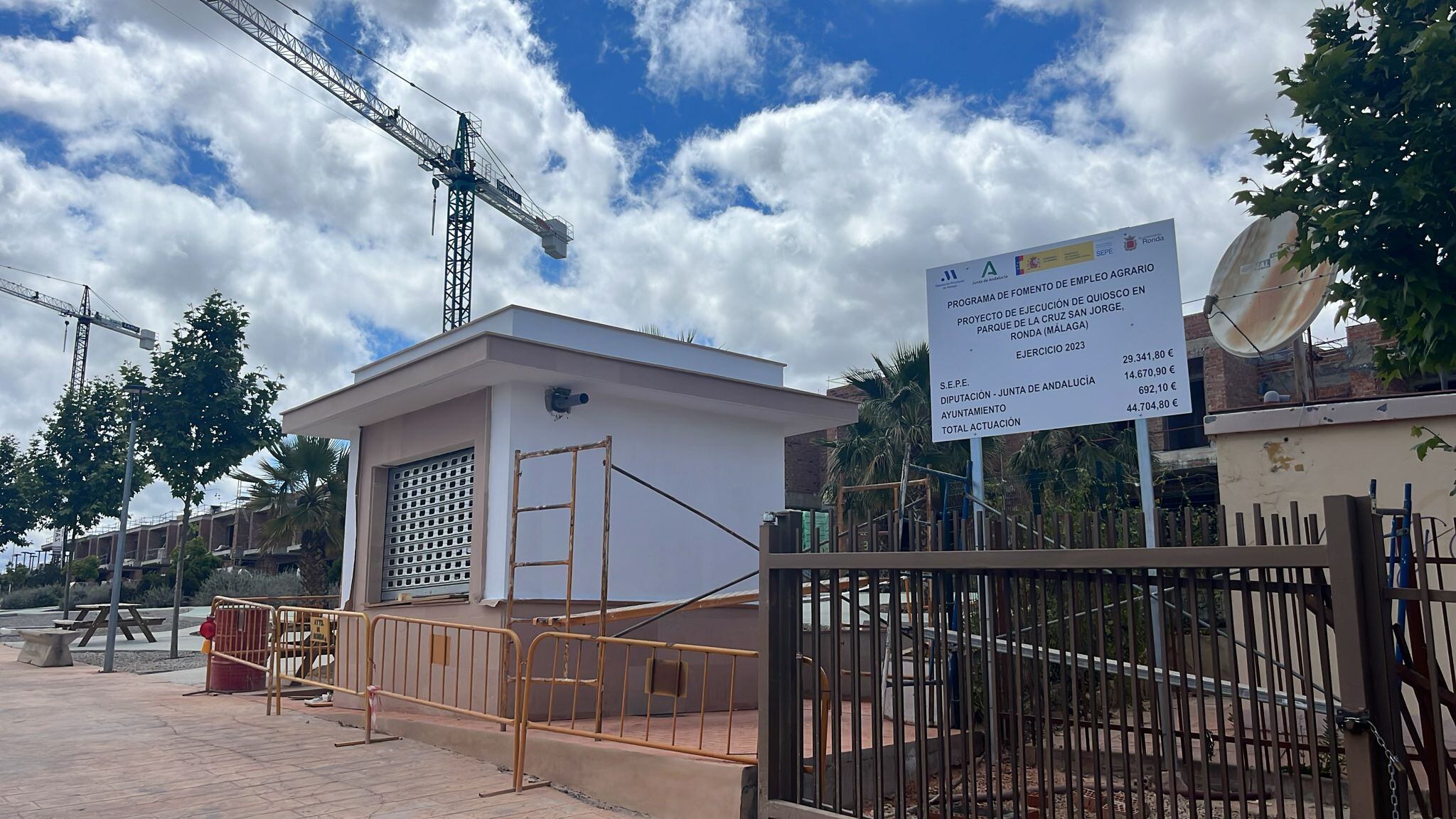 El nuevo kiosko se ubica en el parque de la barriada rondeña de la Cruz de San Jorge