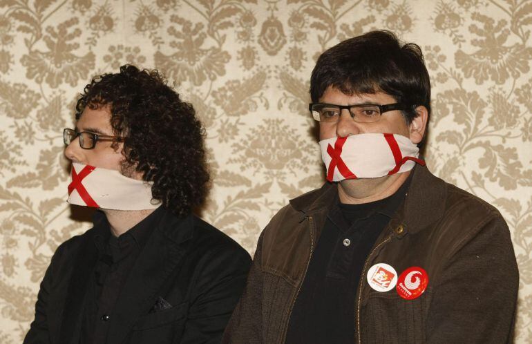 GRA009 ALICANTE, 05/01/2015.- Los concejales de IU del ayuntamiento de Alicante Daniel Simón (i) y Miguel Angel Pavón (d) durante el pleno de hoy en que se ha comunicado el cese de la anterior alcaldesa Sonia Castedo.EFE/MORELL