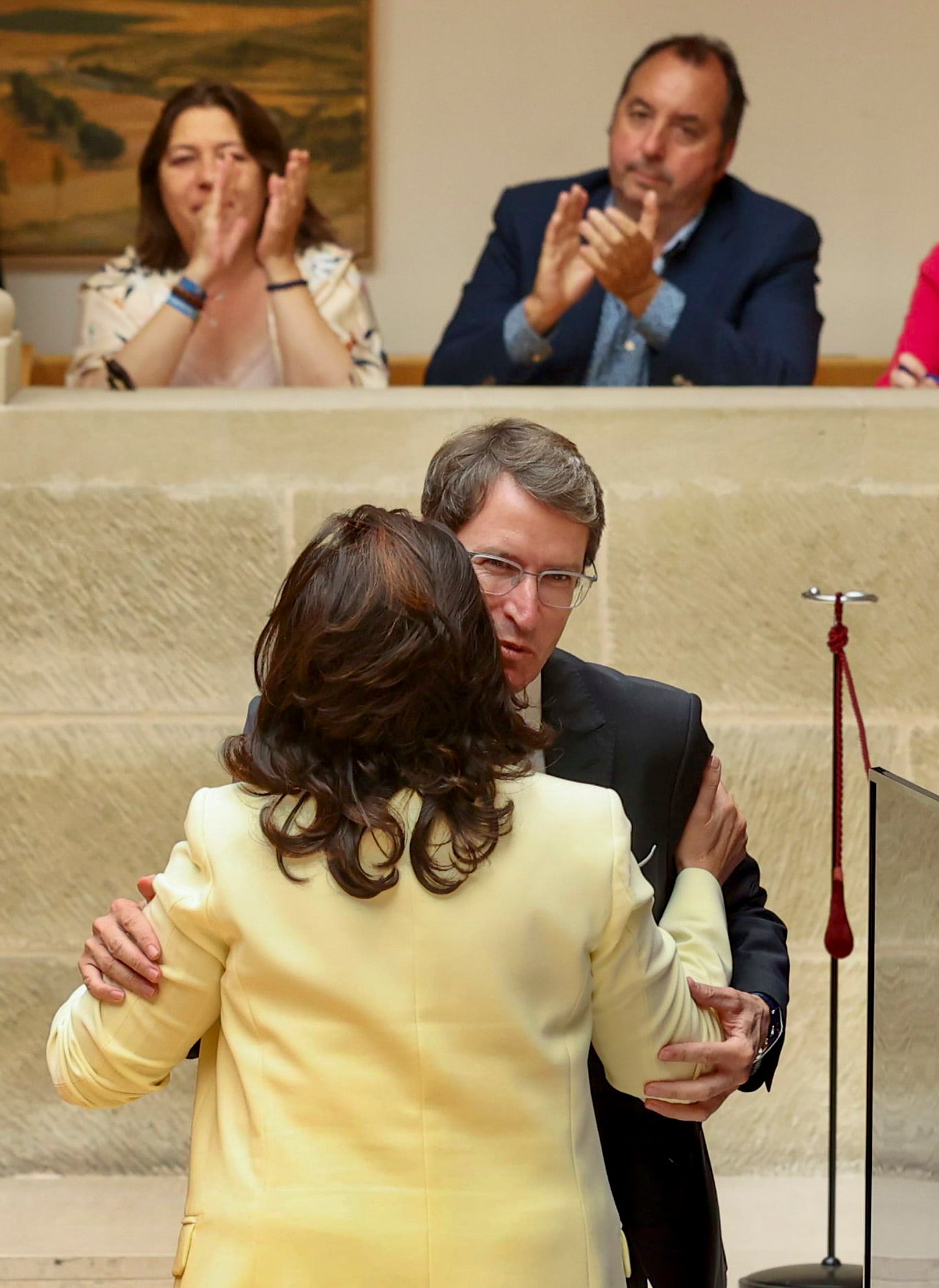 LOGROÑO, 28/06/2023.- El popular Gonzalo Capellán (d), es felicitado por la expresidenta Concha Andreu (i), tras ser elegido presidente del Gobierno de La Rioja gracias a la mayoría absoluta del PP en el Parlamento regional, con 17 diputados, este miércoles en Logroño. EFE/Raquel Manzanares
