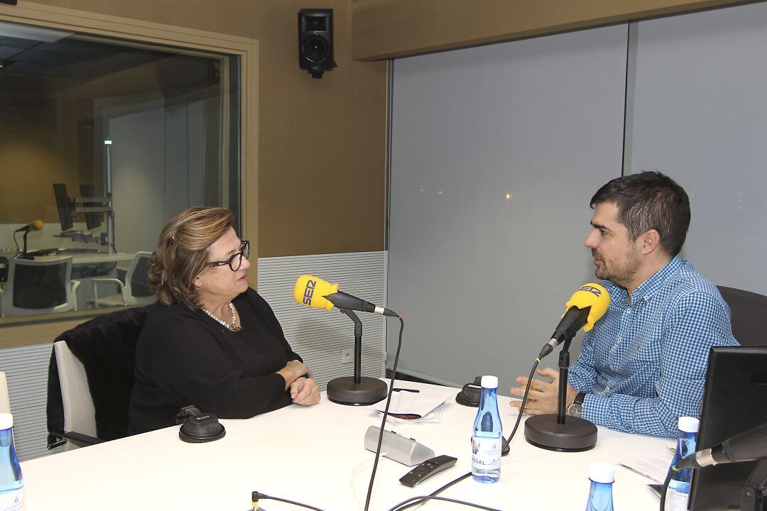 La presidenta de la Cámara de Comercio de Castellón, Lola Guillamón, con Alberto Suárez en los estudios de Radio Castellón