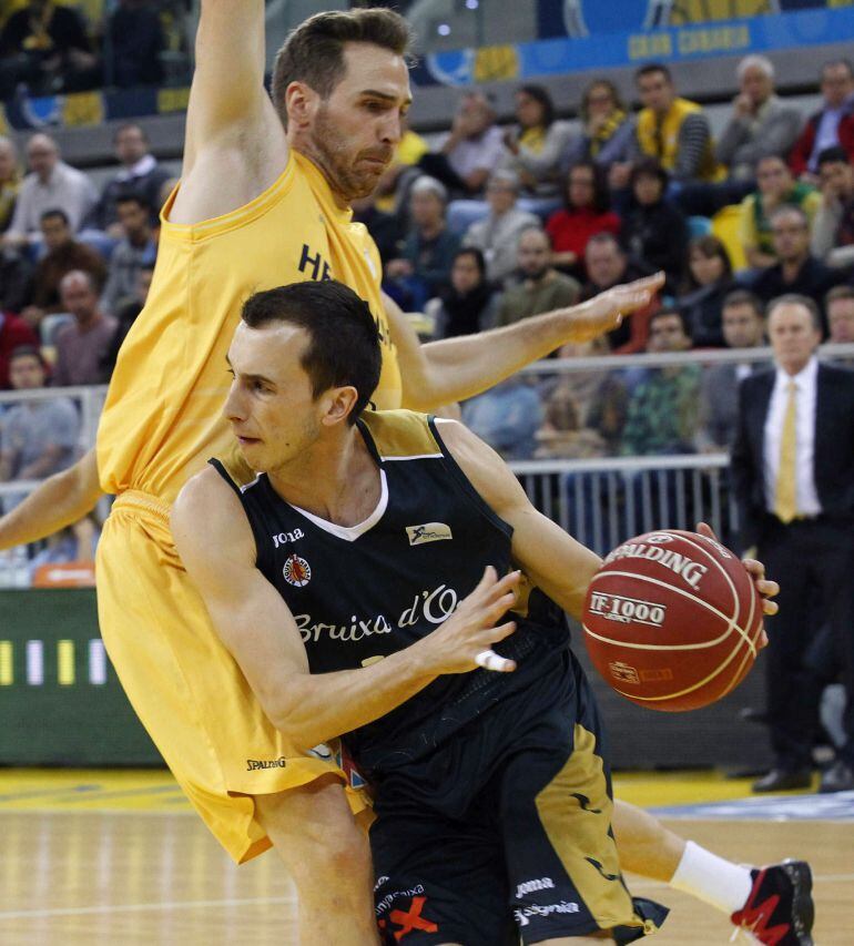 GRA163. LAS PALMAS DE GRAN CANARIA, 22/03/2015.- El base de La Bruixa D&#039;or Alex Hernández y el escolta del Herbalife Gran Canaria Txemi Urtasun durante el partido de la liga ACB que ambos equipos disputaron hoy en el Gran Canaria Arenja, en Las Palmas de Gran Canaria. EFE/Elvira Urquijo A.