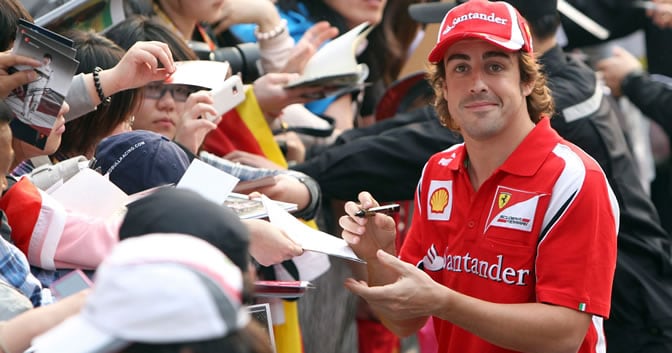 Fernando Alonso firma autógrafos