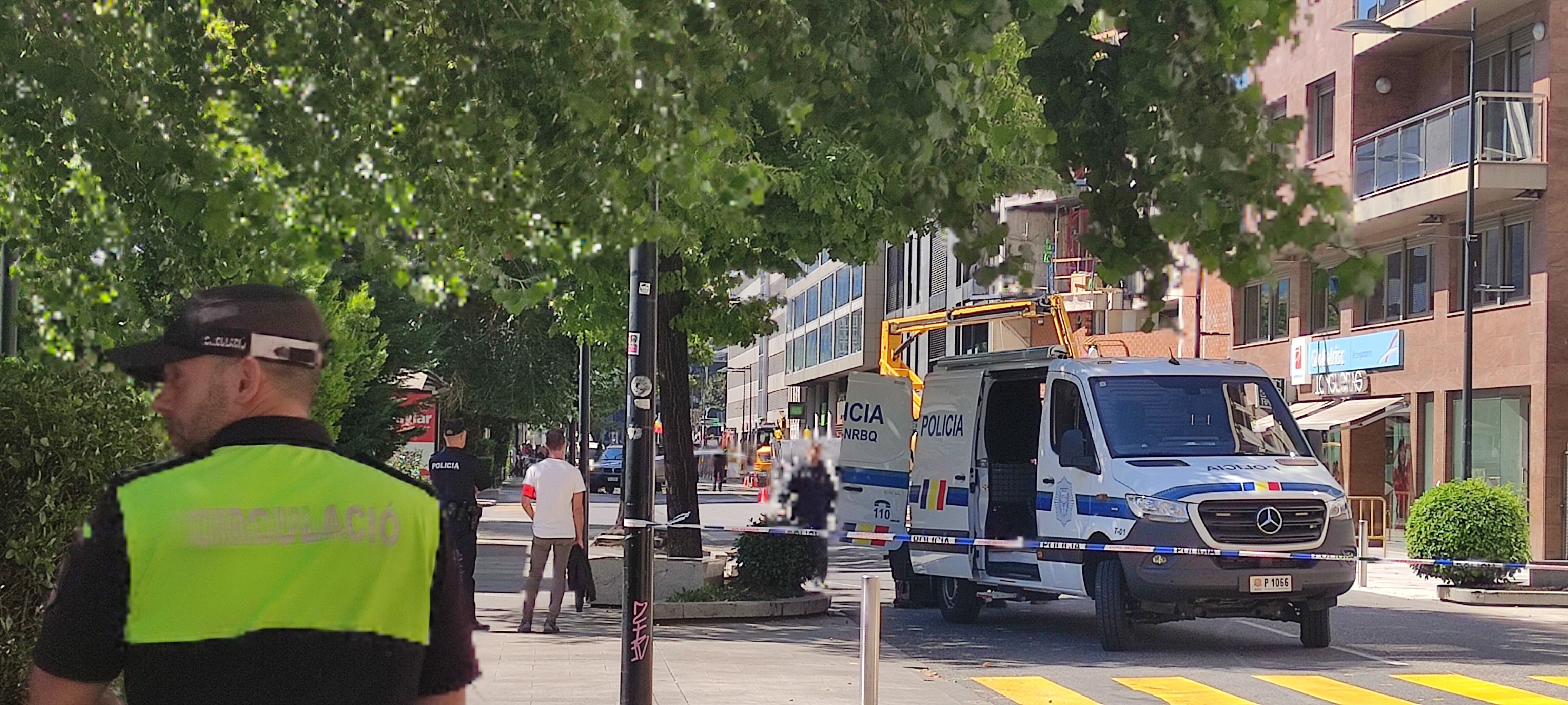 Els agents de seguretat acordonant la zona del carrer Prat de la Creu on s'ha trobat el maletí sospitós. Finalment ha estat una falsa alarma.