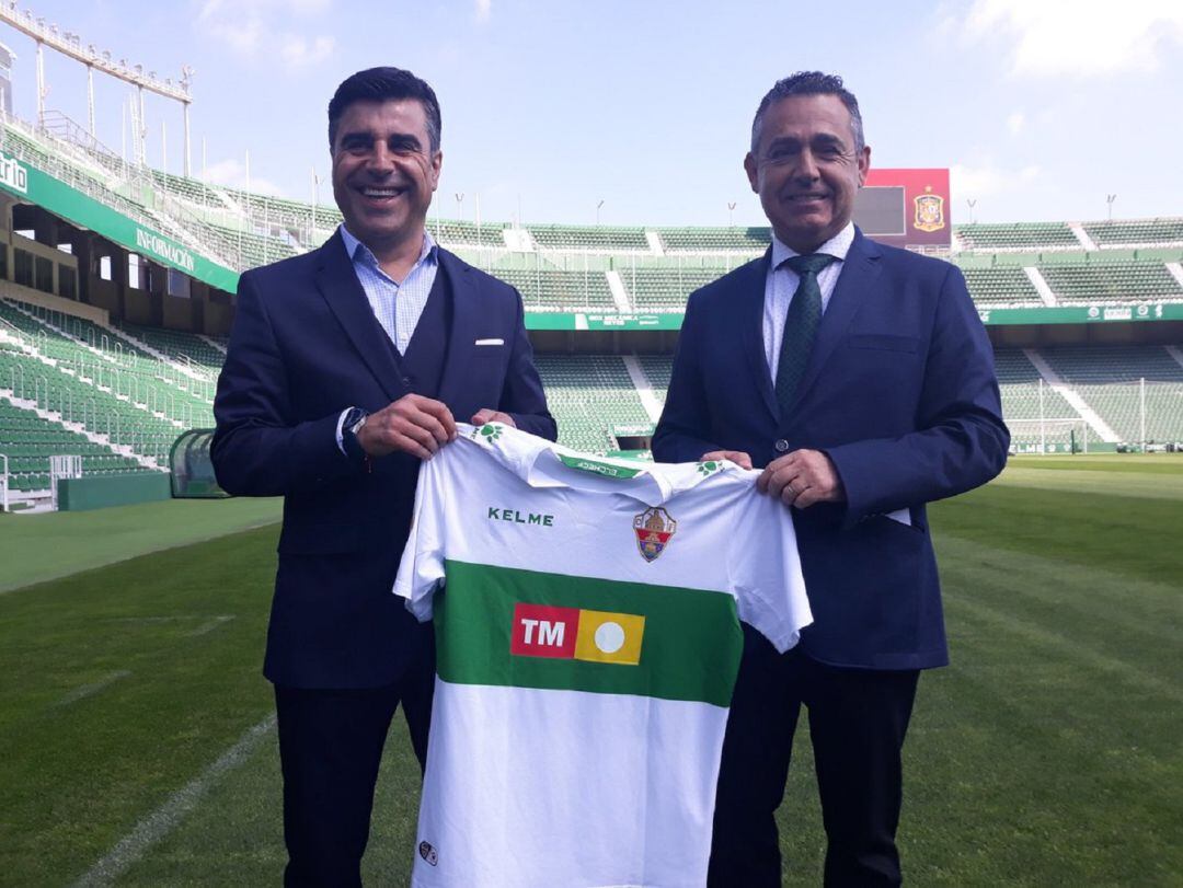 Nico Rodríguez, a la izquierda, con el presidente del Elche Diego García