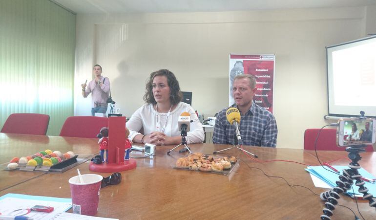 La directora técnica de Cruz Roja Getafe, junto a su presidente